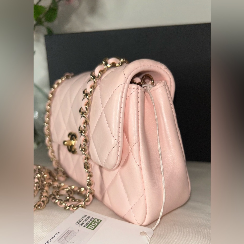 🌟SOLD🌟 CHANEL 25S Crossbody Flap Bag Lambskin Light Pink/Gold 2025 *RARE* - Picture 6 of 12